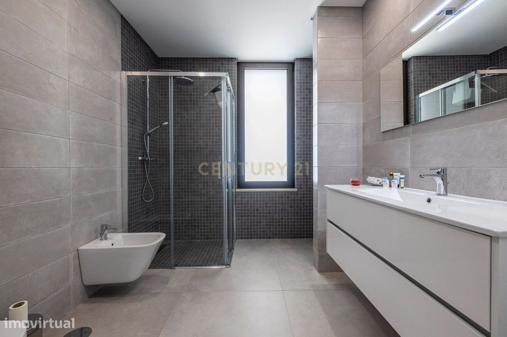 Moradia T4 Moderna com Piscina Aquecida e Jacuzzi a 15 Minutos da Prai