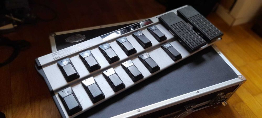 Controlador de pedaleira Behringer FCB1010