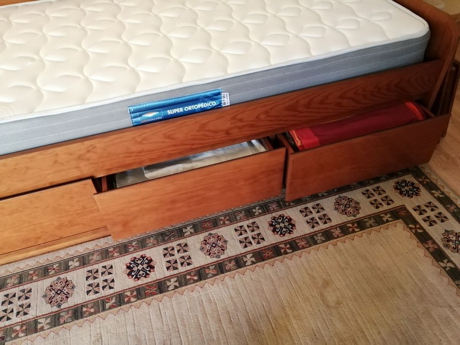Cama individual com gavetões