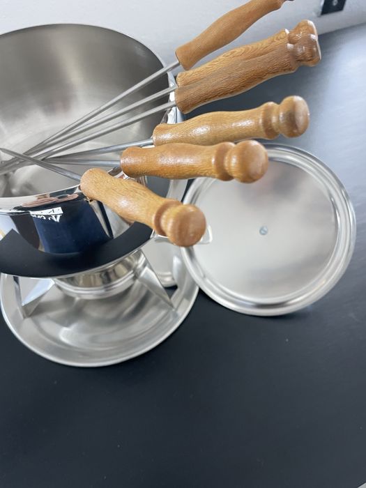 Fondue em aço inox e pega em madeira