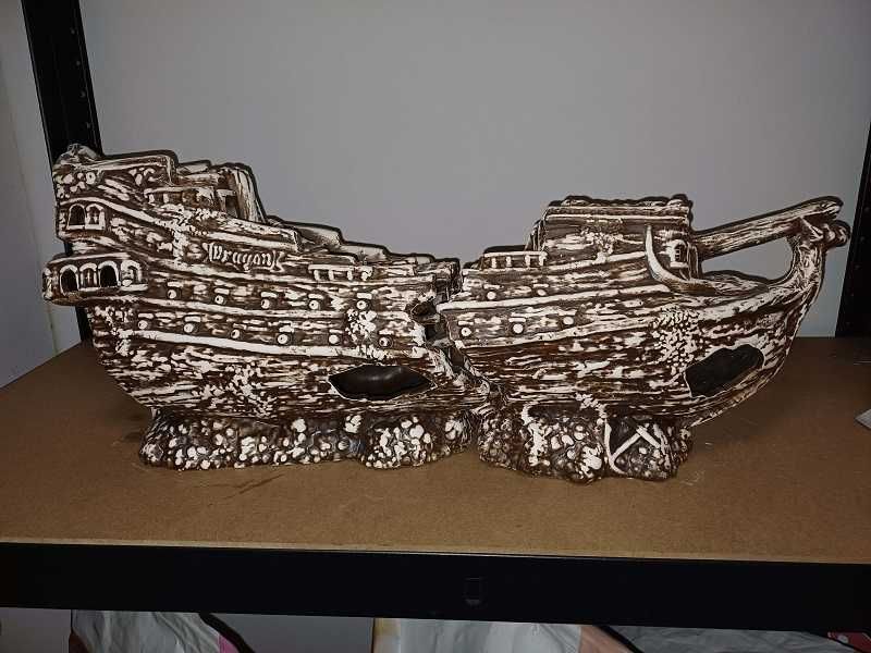 Ogromna galera do akwarium