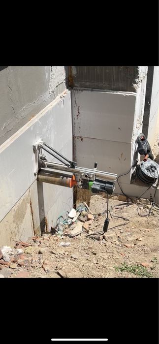 Отвір в бетоні. Алмазне буріння. Буріння бетону. Різка бетону