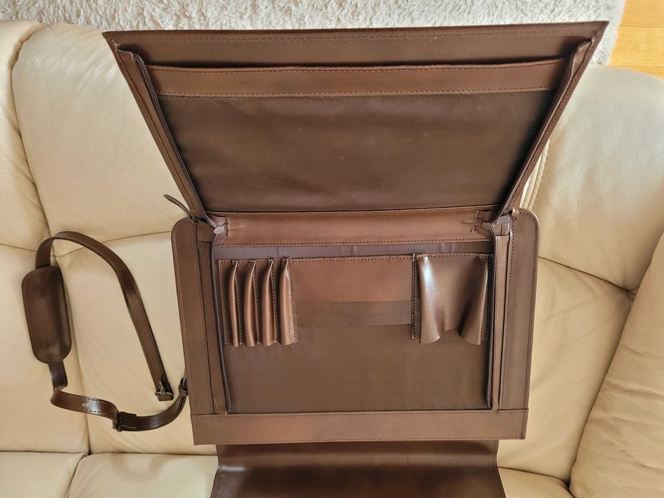 Nieużywana elegancka teczka aktówka ekoskóra brązowym.