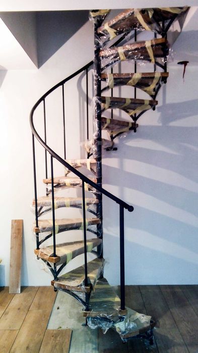 Nowoczesne spiralne schody stalowe 2,6 m – montaż, na wymiar