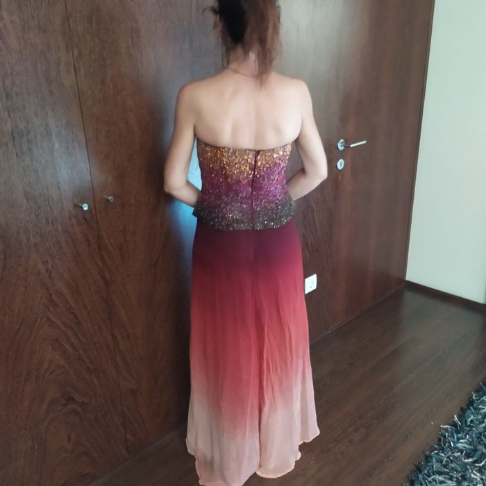 Vendo vestido de cor de tijolo com lantejoulas e écharpe