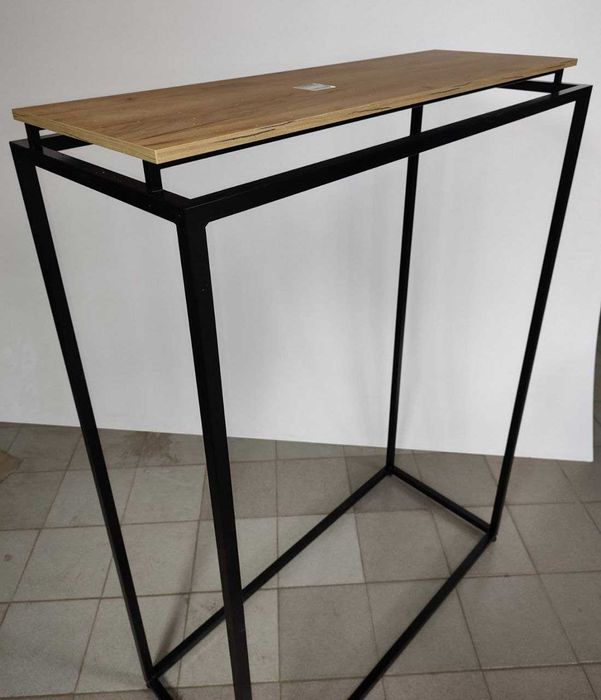 Настінне/пристінне торгове обладнання з металу  для магазинів одягу.