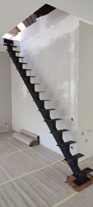 Schody stalowe wewnętrzne schody dywanowe  policzkowe