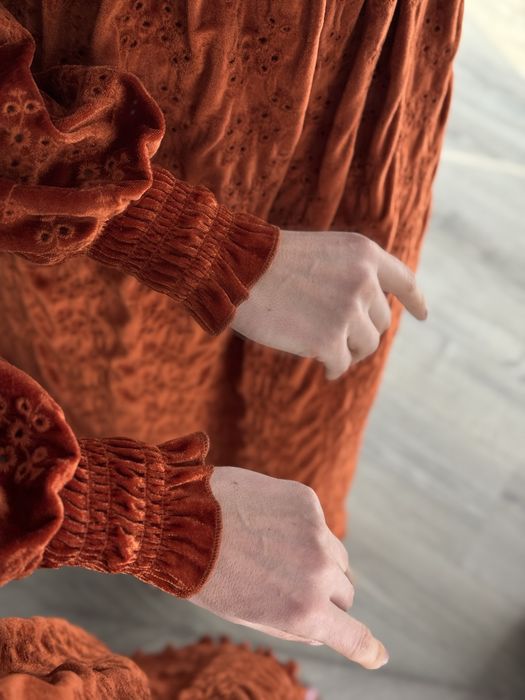 Оксамитове плаття з відкритими плечима та обємними рукавами