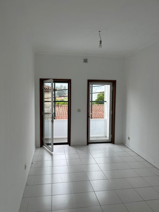 Apartamento T2, sito no lugar das Neves, Vila de Punhe