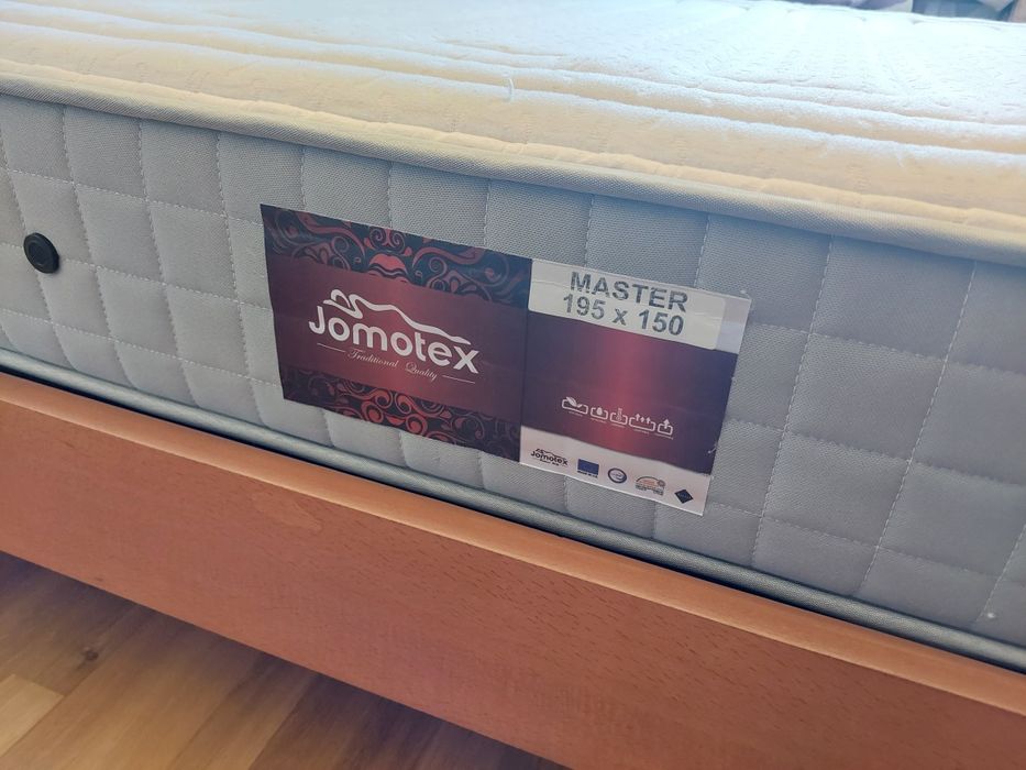 Cama de casal em madeira com colchão e 1 mesa de cabeceira