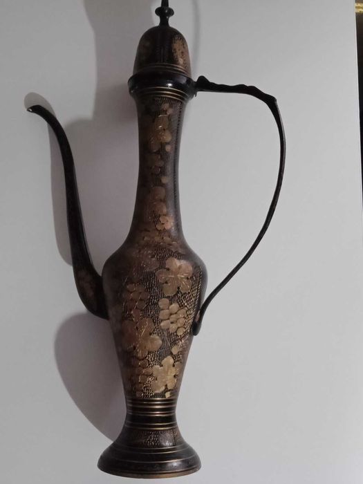 Индийский кувшин со штихельным узором