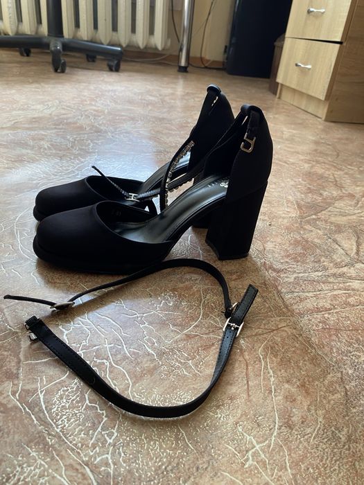 Туфлі чорні з камінцями