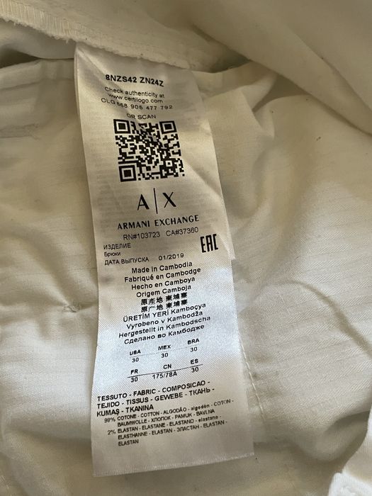 Oryginalne białe spodenki marki Armani Exchange.