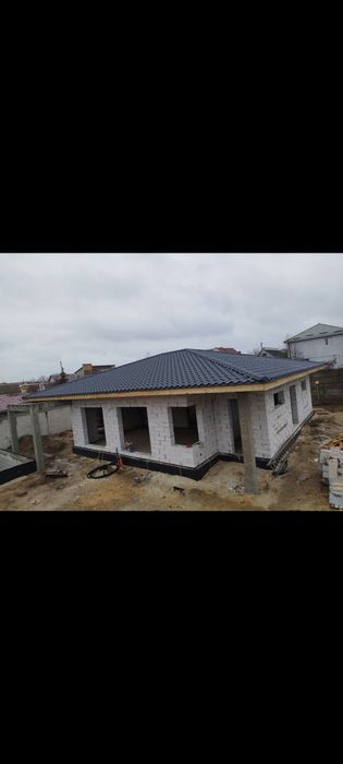 Будівництво будинків: Фундамент, кладка газоблоку, Покрівля...