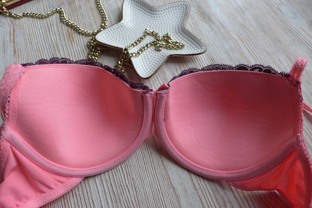 Romantyczny i wygodny biustonosz stanik 75B 75C markowy HUNKEMOLLER