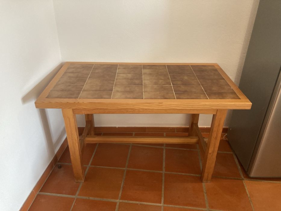 Mesa de jantar em madeira maciça com tampo em azulejos