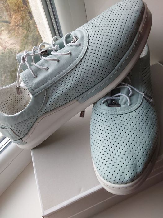 Продам кроссовкі жіночі  шкіряні