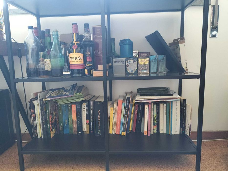 Estante IKEA VITTSJÖ – vidro e metal preto