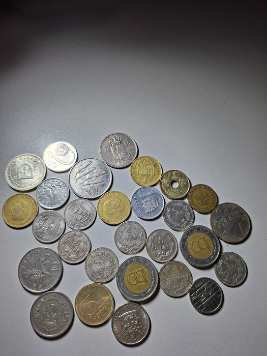 Lote de 126 moedas de diversos países, anos e valores
