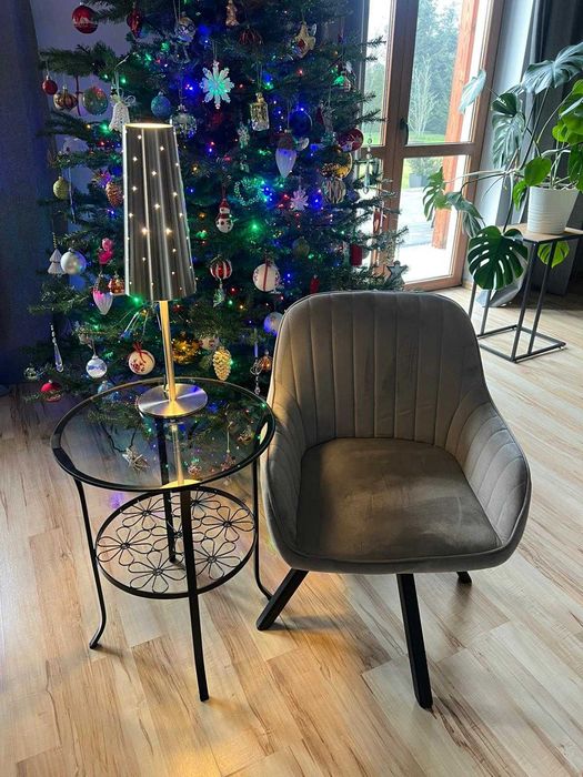 Fotel, stolik i lampka