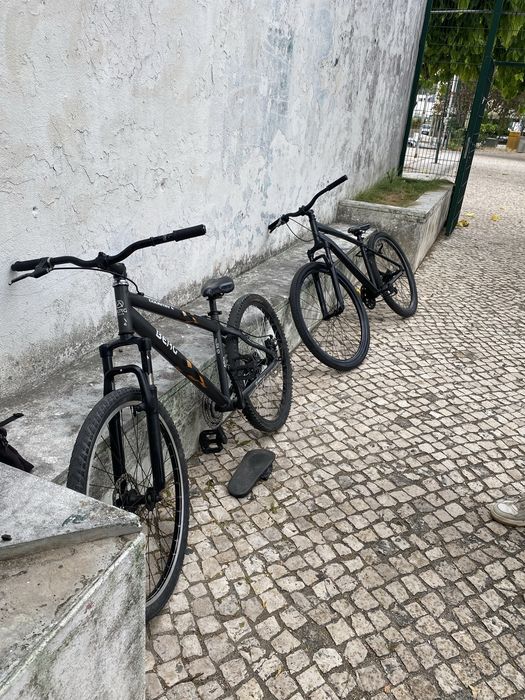 Duas bicicleta usadas