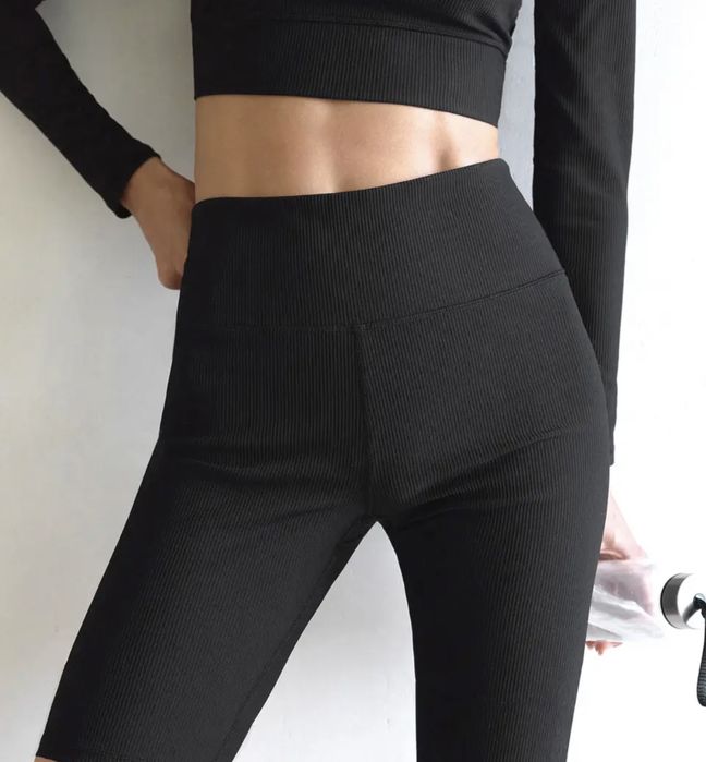 Велосипедки чорного кольору розмір хс-с, в рубчик, стан ідеальний.