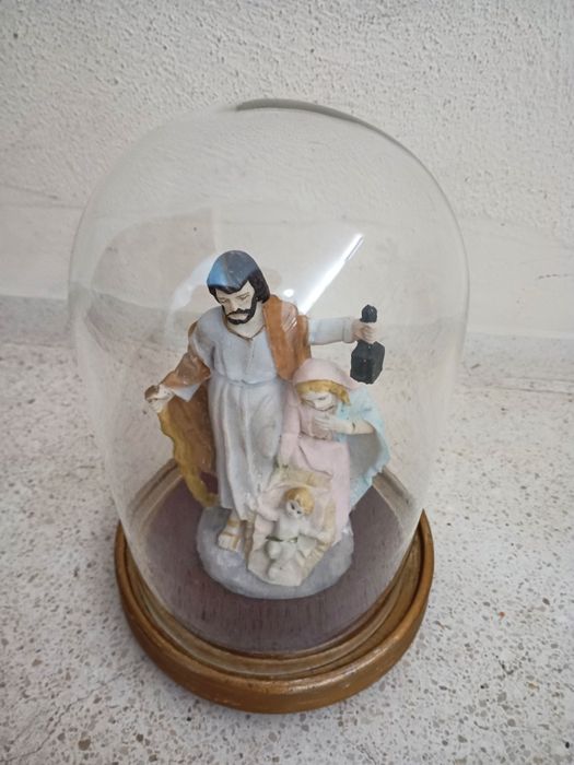 Belíssima redoma com 25cm base em madeira e sagrada família em marfini