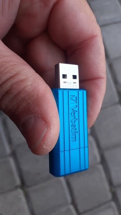 Usb-накопитель pinstripe 16 гб — лазурный,Verbatim(USA).
16 гб — лазур