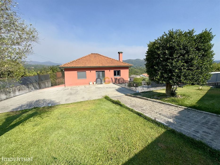 Arcos de Valdevez: T3 com Jardim, Terraço, Cave e Terreno Averbado