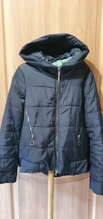Продаётся женская демисизонная куртка на синтапоне