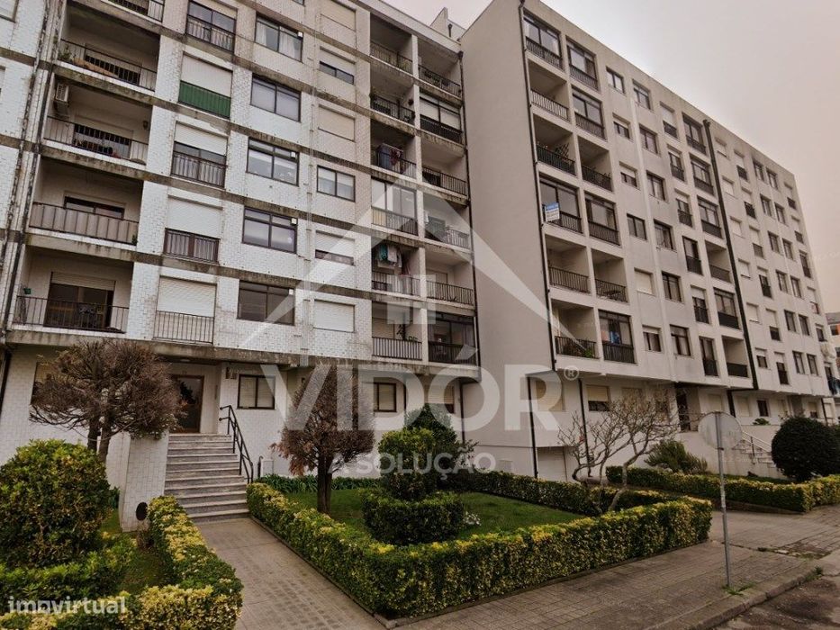 Garagem na Rua Cristóvão Falcão junto á Circunvalação