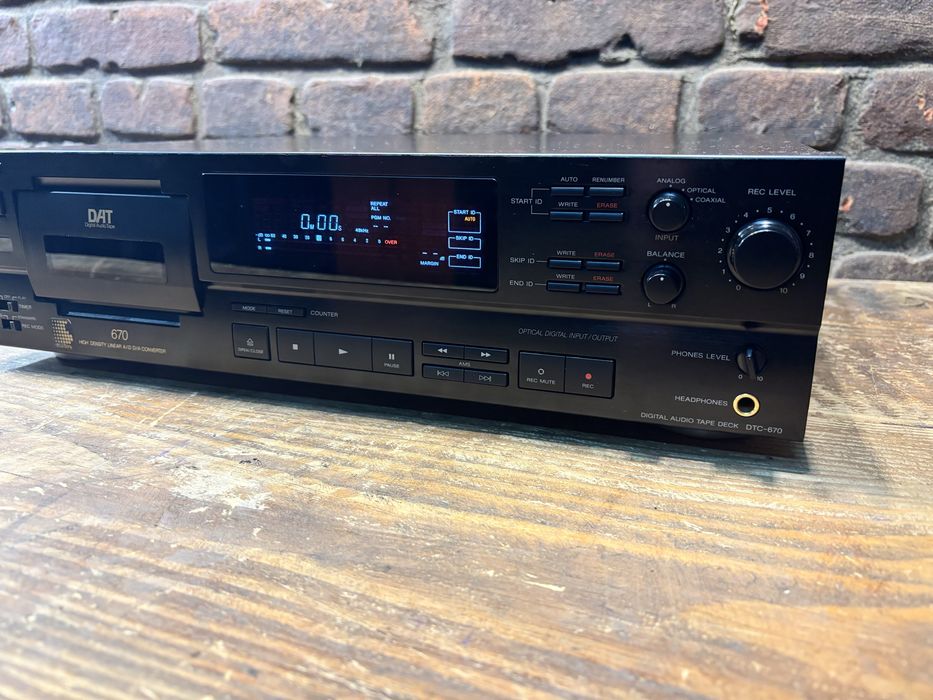 Magnetofon cyfrowy DAT Sony DTC 670