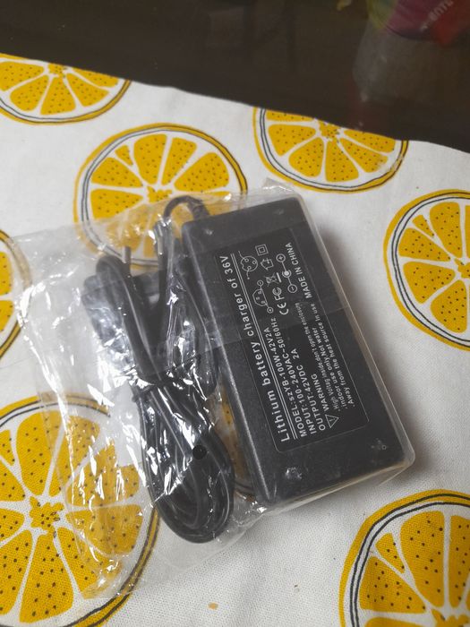 Novo carregador 36-42v hoverboard 3 pinos