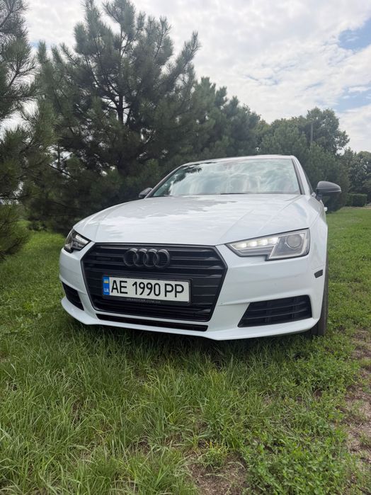 Автомобиль Audi A4B9