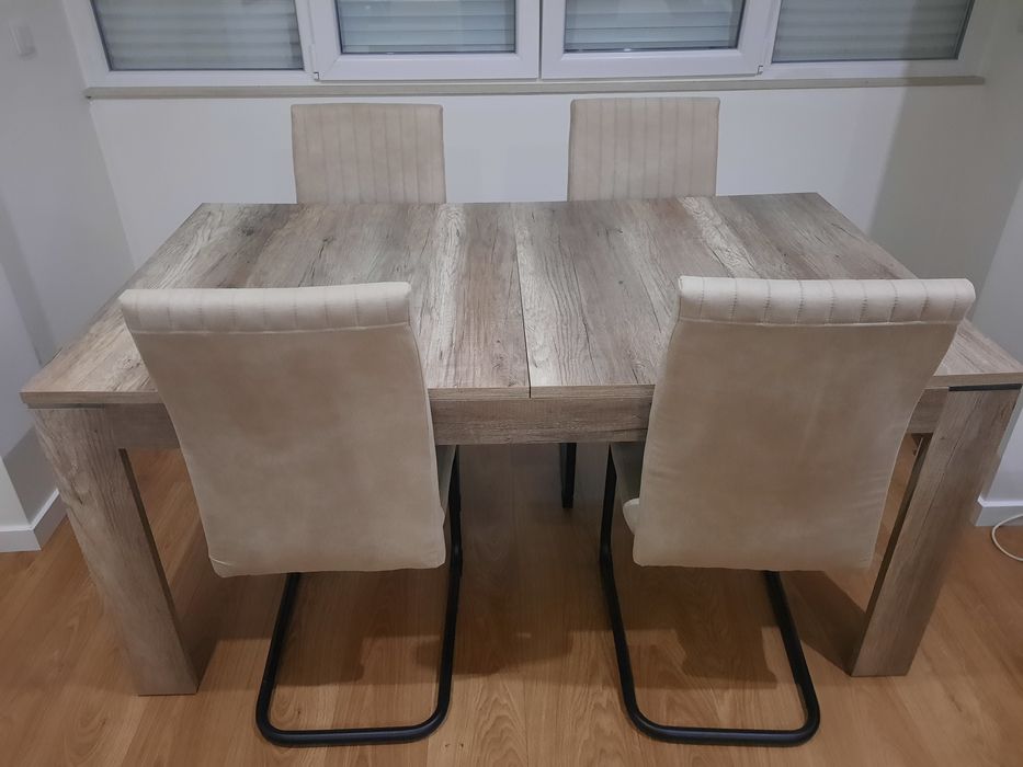 Mesa de jantar extensivel + 4 cadeiras