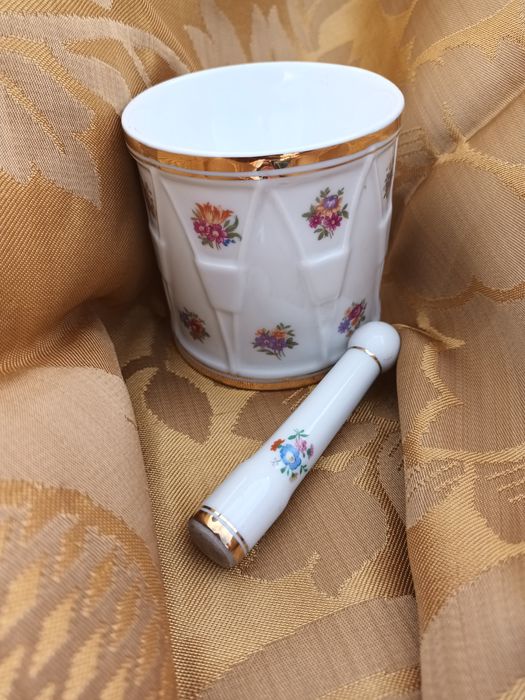 Extraordinário almofariz da Vista Alegre em estado  irrepreensível