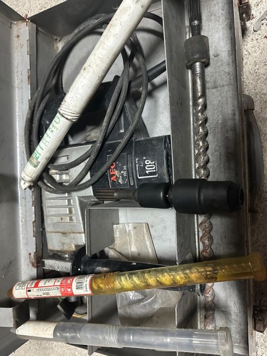 Vendo Máquina furar AEG a funcionar