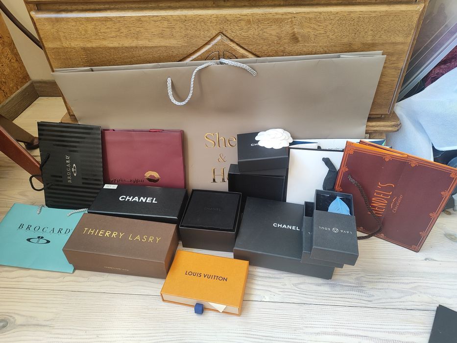 Упаковочні брендові коробки для парфуми та інше.