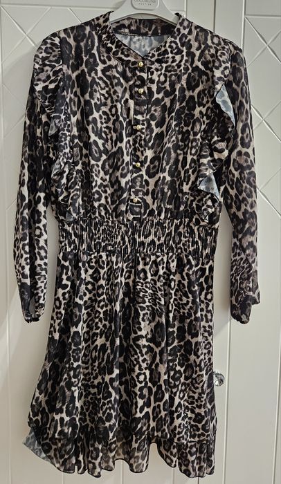 Sukienka z motywem panterka.