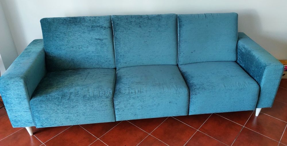 Sofá com almofadas e Puf