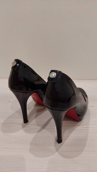 Sapatos em pele e exterior verniz preto