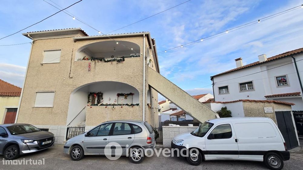Prédio urbano, com três T4 e garagem, em Asseiceira, Tomar