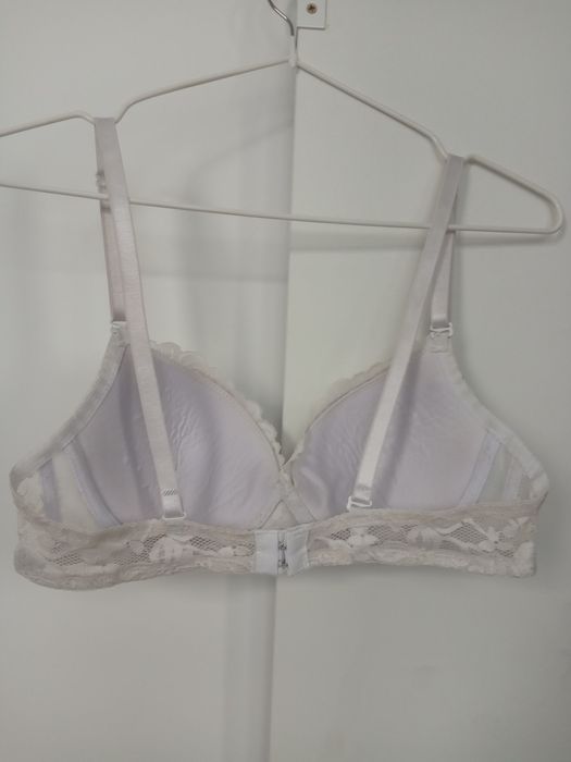 Biały biustonosz z koronką