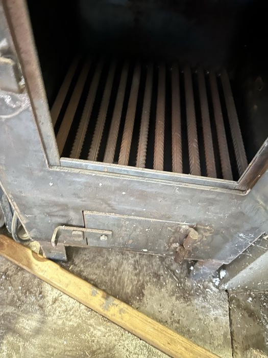 Продам металеву піч типу (буржуйка).