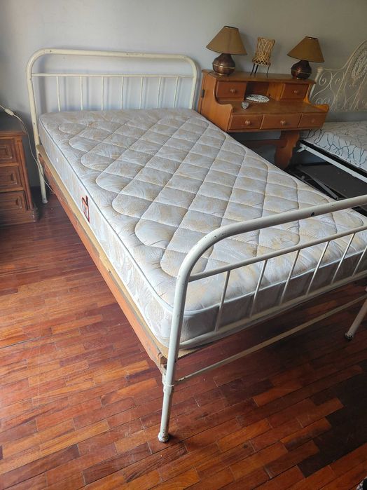 Mobiliário rustico e roupas diversas de cama  (casa  de aldeia)