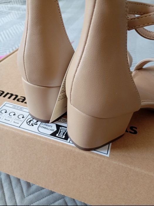 Klasyczne beżowe sandały na stabilnym słupku Amazon Essentials  39 na wesele eleganckie