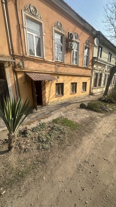 Продаж; Чернівці; приміщення; під ремонт; поряд з центром;