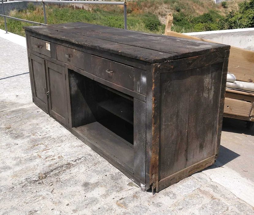 Antiga bancada de oficina em madeira