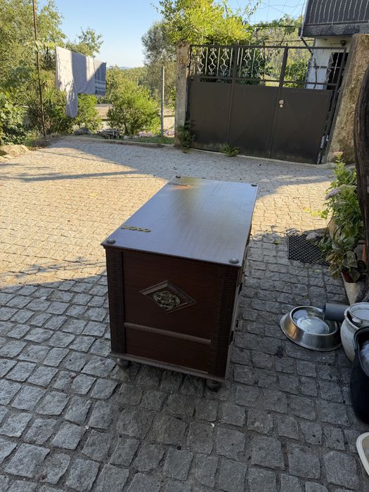 Bau de madeira rustico antigo com ferragens em bronze