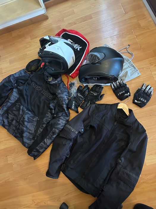 Capacete, jaqueta, luvas de motocicleta